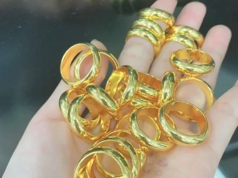 Giá vàng hôm nay 8/3: Người mua vàng nhẫn mất 3 triệu đồng/lượng ngay khi rời cửa tiệm