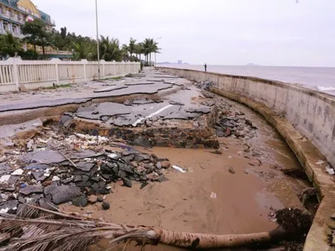 Sắp vào hè, bãi biển nổi tiếng ở Thanh Hóa vẫn ngổn ngang