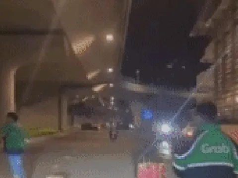 Người mặc áo xe ôm công nghệ có dấu hiệu gây rối trước nhà ga T3 - sân bay Tân Sơn Nhất