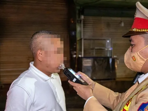 Hà Nội: Một chốt kiểm tra nồng độ cồn liên tục phát hiện tài xế ô tô vi phạm