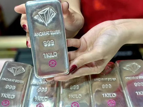 Giá bạc hôm nay 9-3: Giảm mạnh cùng với vàng khi giá dầu thô vượt 110 USD/thùng