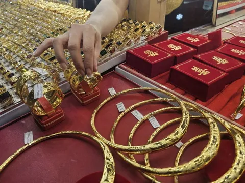 Giá vàng hôm nay 9-3: Vàng lao dốc, dầu vượt 100 USD/thùng