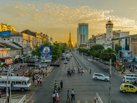 Thiếu xăng dầu nghiêm trọng, nước Đông Nam Á này áp chiêu cấm lạ lùng lên xe cộ