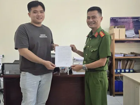 Bất ngờ nhận 1.298.000.000 đồng từ tài khoản lạ, thanh niên TP.HCM lập tức trình báo công an