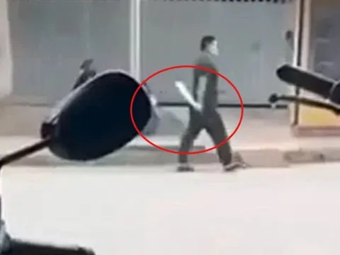 Danh tính đối tượng chém người ở quán cafe rồi cầm hung khí đi "dạo phố", nạn nhân bị thương nặng