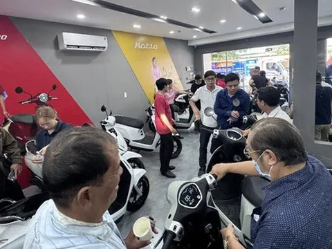 Người dân xếp hàng bốc số mua xe máy điện khi giá xăng tăng vọt, cửa hàng quá tải