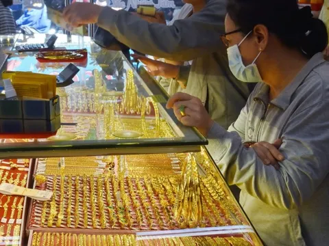 Giá vàng hôm nay 13-3: Vàng thế giới giảm sâu 112 USD