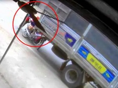 Người phụ nữ bị xe tải cuốn vào gầm, cận cảnh màn giải cứu "nghẹt thở"