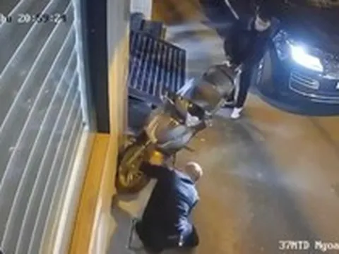 Chọc thủng lốp xe SH dựng bên đường, tài xế xe Range Rover khai gì?