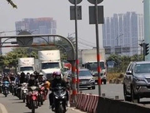 Người dân chú ý khi lưu thông qua đường Đồng Văn Cống vào tháng 3-2026