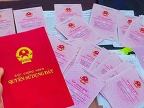 Lừa làm sổ đỏ, chiếm đoạt tiền của người dân