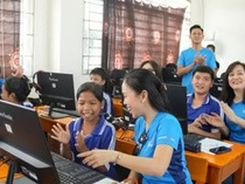 UOB Việt Nam trao tặng 3 phòng máy vi tính cho hơn 2000 học sinh vùng sâu tại An Giang