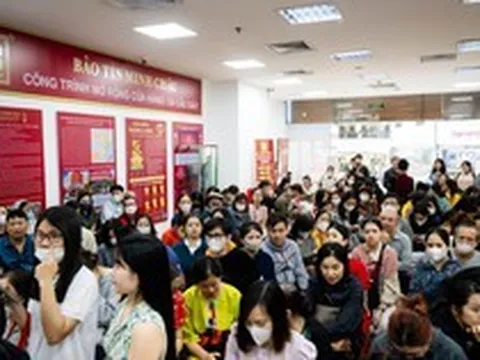 Cảnh tượng khó tin trên phố Cầu Giấy: “ATM vàng” chạy hết công suất, khách ngồi kín chỗ