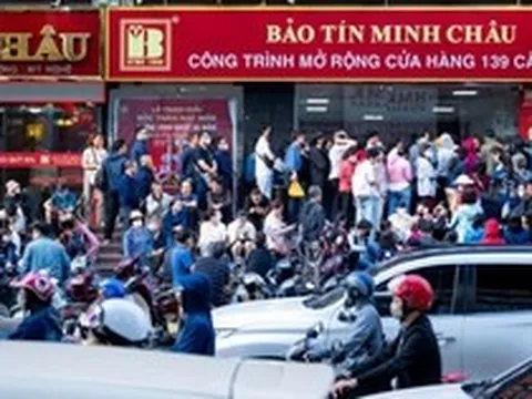 Cảnh lạ sáng sớm ở Hà Nội: Xếp hàng kín cầu thang mua vàng khi giá hạ, lo việc cưới xin cho con trai nên cố gắng chen chân