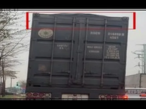 Phát hiện xe container màu đen lạ, cảnh sát Việt Nam lập tức theo dõi giám sát