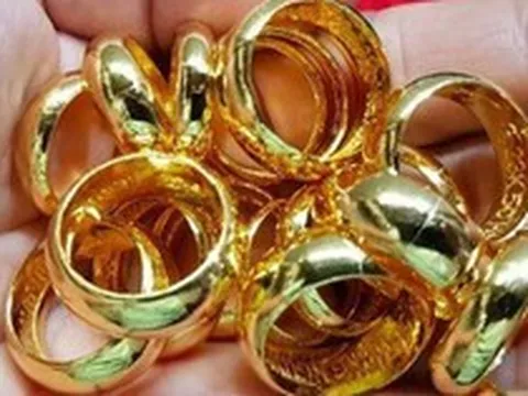 Bán vàng để gửi tiết kiệm vì lãi suất tăng mạnh