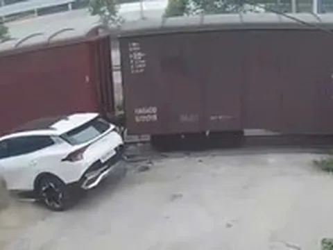 VIDEO: Tàu hỏa tông xe ô tô con tại lối đi tự mở