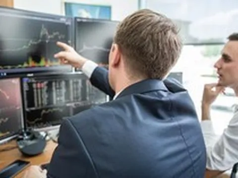 Phiên 30/3: Khối ngoại thẳng tay bán ròng hơn 1.300 tỷ đồng, cổ phiếu nào bị "xả" mạnh nhất?