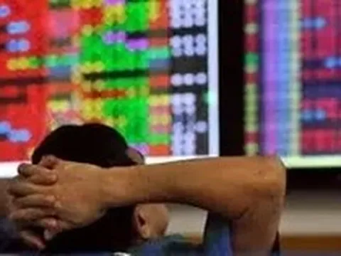 Chứng khoán ngập trong sắc đỏ