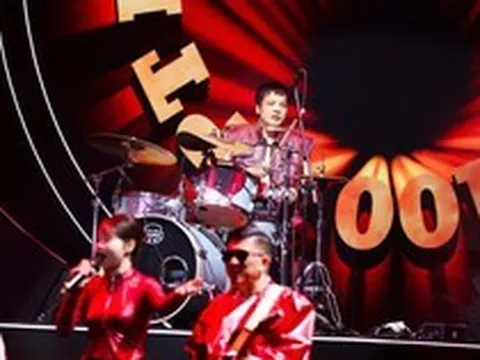 Tổng Giám đốc FPT mặc áo da đinh, đánh trống khuấy động trong một sự kiện quan trọng