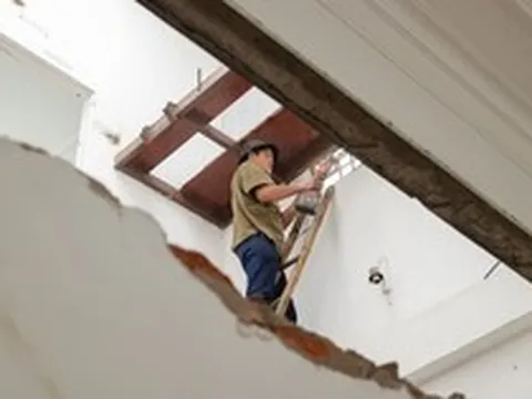 Người dân tháo dỡ tài sản phục vụ dự án mở đường Tam Trinh, Lĩnh Nam