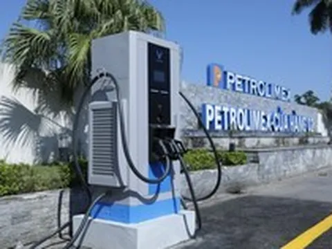 Bán gần 20 triệu tấn xăng dầu, doanh thu của Petrolimex vẫn thua xa Vingroup?