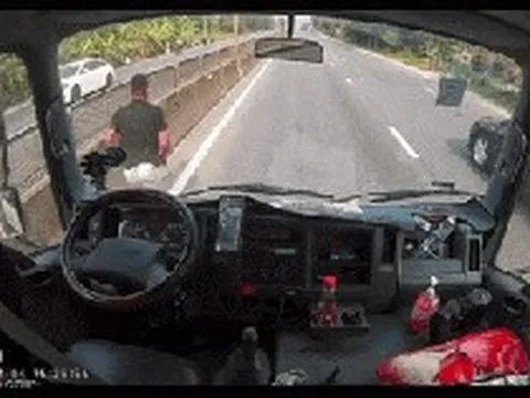 Danh tính tài xế bỏ xe, lao qua dải phân cách ôm bé gái giữa quốc lộ, công an đã liên hệ