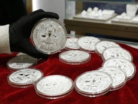 Giá bạc hôm nay 6-4: Giảm hơn giá vàng, Bạc Phú Quý, Ancarat rung lắc quanh 2,8 triệu đồng/lượng