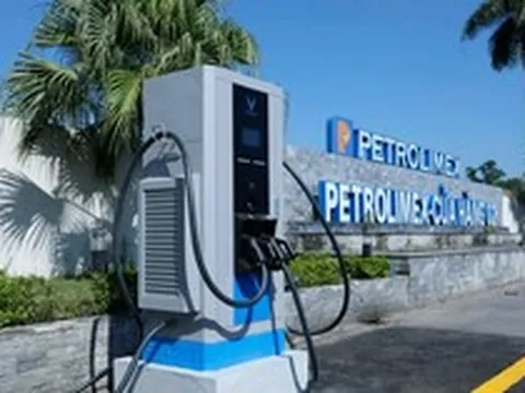 Nhà bán lẻ xăng dầu lớn nhất Việt Nam lo ngại tác động của xe điện