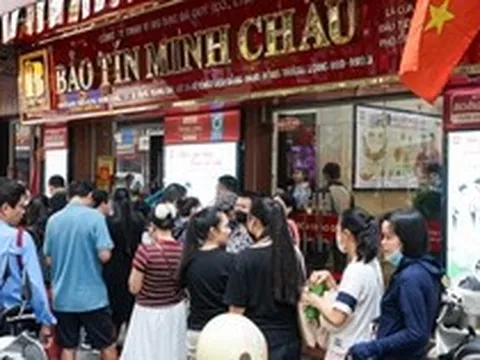 Khách ồ ạt bán vàng, cửa hàng không trả tiền ngay: Bảo Tín Minh Châu nói gì?