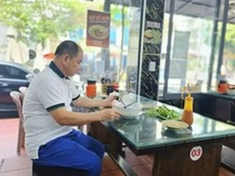 Xăng hạ nhiệt, giá tô phở, gói xôi vẫn neo cao: Vì sao ‘lên nhanh, xuống chậm’?