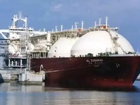 Tàu chở 27.000 tấn LNG cập cảng TP Hồ Chí Minh