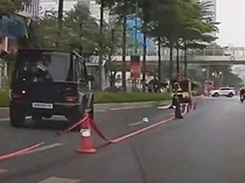 Hiện trường vụ cụ ông tử vong sau va chạm với Mercedes G63 trên phố Hà Nội