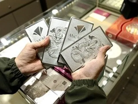 Giá bạc hôm nay 10-4: Đi lên cùng giá vàng, xấp xỉ 3 triệu đồng/lượng