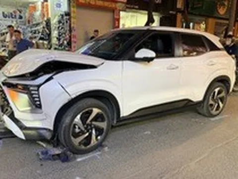 Nữ tài xế ô tô tông liên hoàn 4 xe trên phố Hà Nội