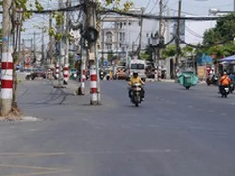 Cột điện án ngữ giữa dự án nghìn tỷ ở cửa ngõ TP.HCM