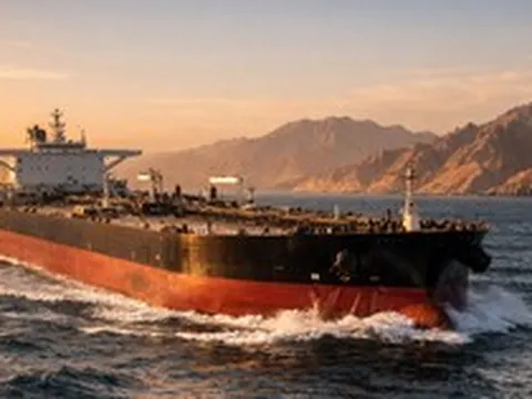 Siêu tàu chở dầu của một quốc gia ung dung vượt eo biển Hormuz trước lệnh phong toả của Mỹ