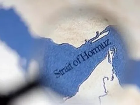 Tàu chiến Mỹ chặn hai tàu chở dầu rời cảng biển của Iran