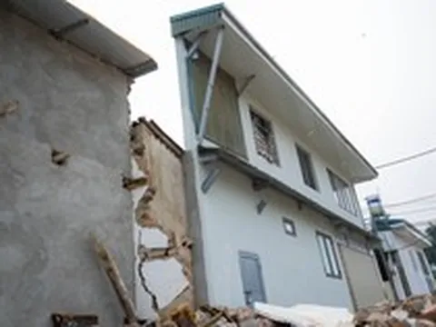 Cận cảnh loạt nhà siêu mỏng, siêu méo trên tuyến đường 500m ở Hà Nội