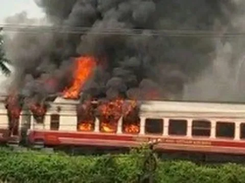 Tàu hỏa chở khách tuyến Hà Nội - Hải Phòng đang chạy bất ngờ bốc cháy dữ dội