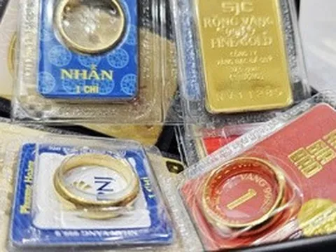 Giá vàng miếng SJC và vàng nhẫn rút nhanh cách biệt với giá thế giới