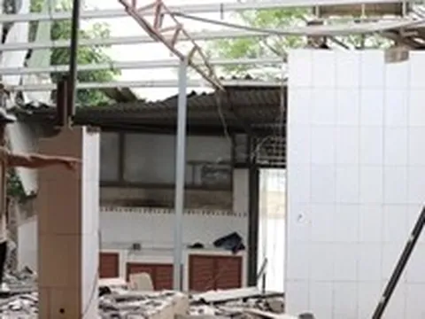 Sụt lún bất thường ven sông Thao, nhiều nhà nứt toác, chính quyền phải lập chốt dã chiến