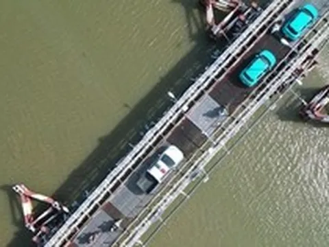 Cầu sắt cũ kết nối TPHCM - Tây Ninh rung lắc sau hơn nửa thế kỷ sử dụng