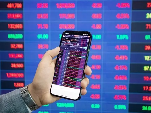 VN-Index áp sát đỉnh 1.900 điểm, dòng tiền phân hóa mạnh: Nên giải ngân hay giữ tiền?