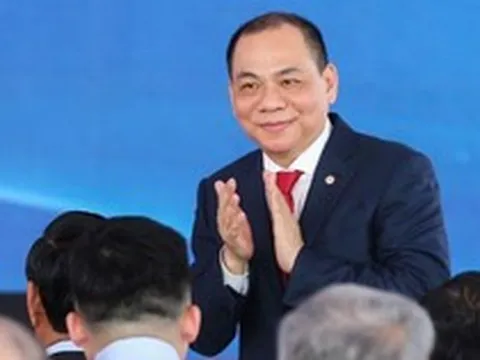 Tỷ phú Phạm Nhật Vượng bất ngờ xuất hiện bên cạnh Warrren Buffett