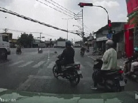 Xe tải lao qua ngã tư, tông chết người rồi húc thẳng nhà dân: Nhân chứng hé lộ thông tin quan trọng