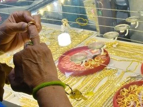 Giá vàng hôm nay, 28-4: Tiếp tục lao dốc