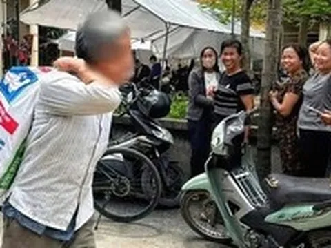 Người dân mang bao tải đựng tiền đền bù đất dự án Olympic