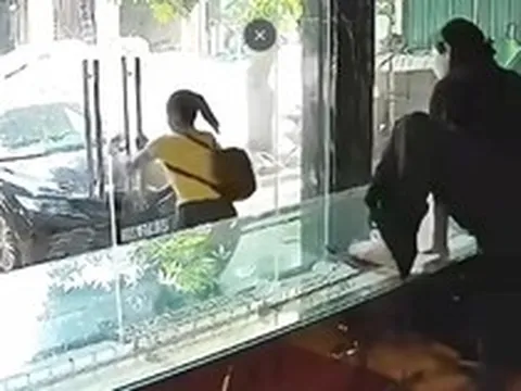 Hình ảnh chủ tiệm nhảy qua tủ kính vẫn không bắt được người phụ nữ cướp vàng Nguyễn Thị Mỹ Linh