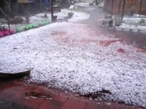 Mưa đá trắng xóa, dông lốc 'xé toạc' nhà xưởng ở Thái Nguyên